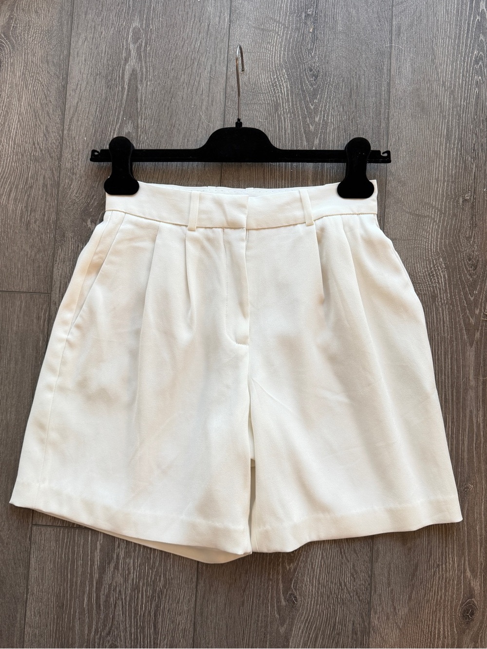 Aritzia Babaton Pleated 7" Short, white, Size 2